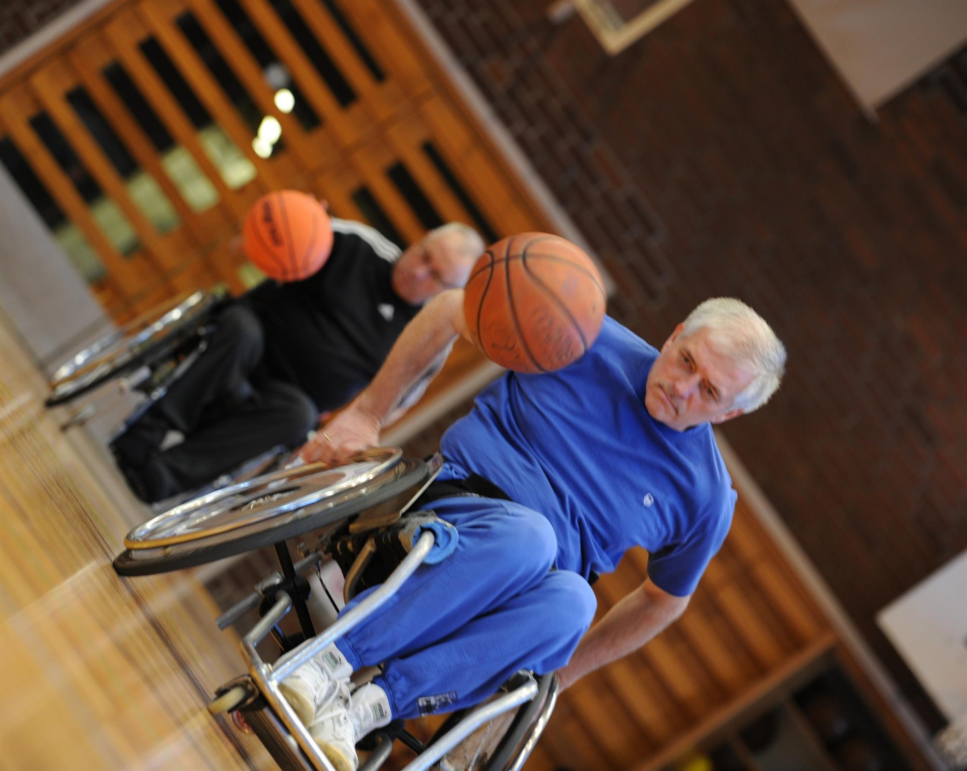 Zwei Rollstuhlbasketballspieler beim Training