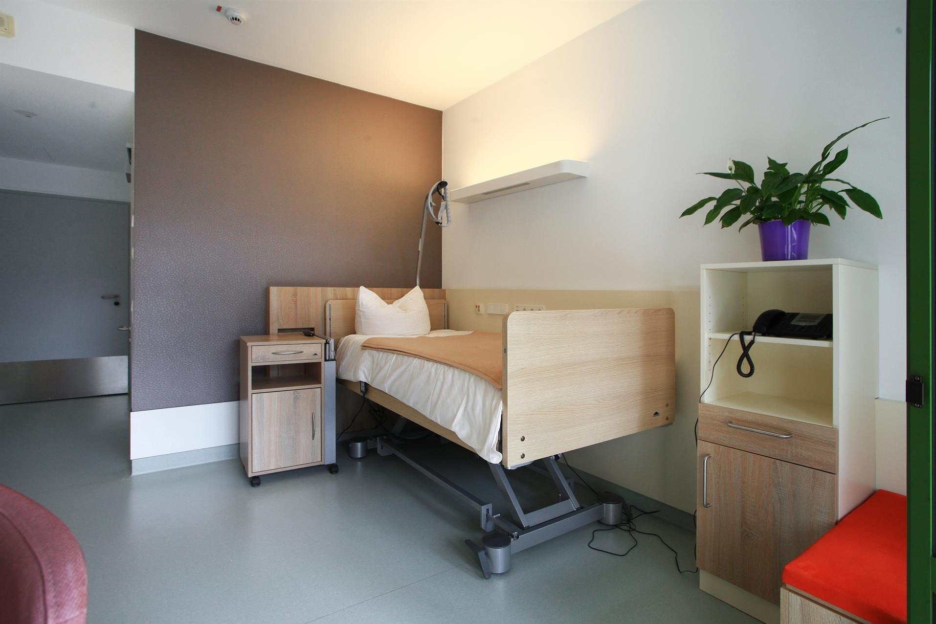 Patientenzimmer mit Sicht aufs Bett